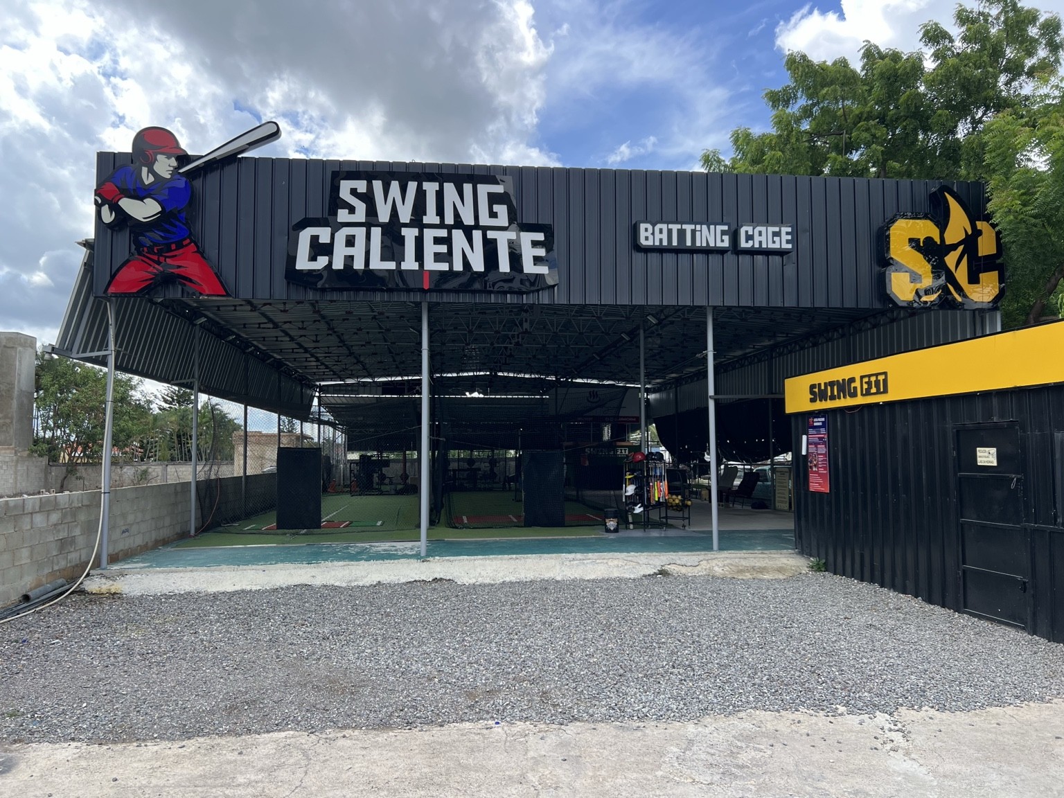 Fachada real de Swing Caliente en Higüey